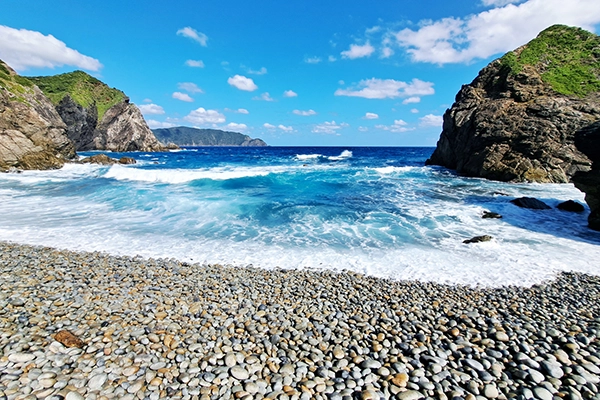丸い石が珍しいホノホシ海岸
